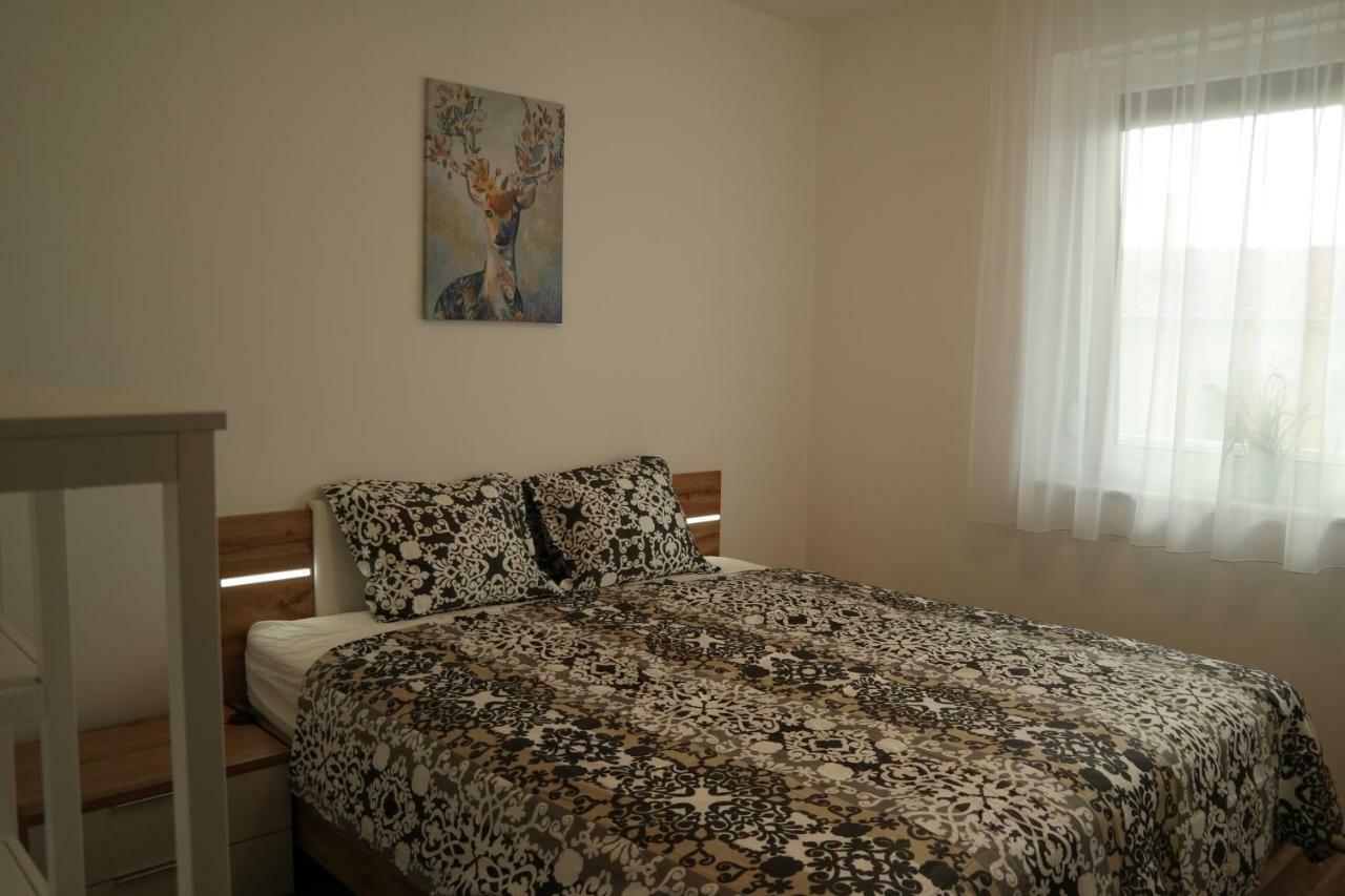 Holiday Apartman With Free Parking Ráb Exteriér fotografie